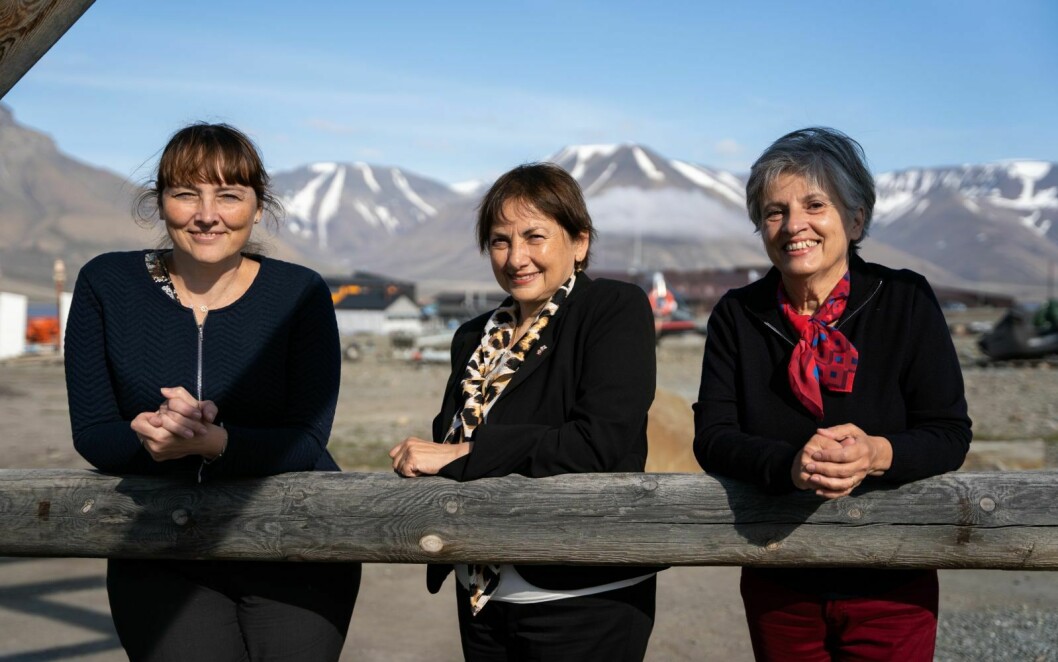 Ambassadørene i Norge for Polen, Georgia og Kroatia har vært på Svalbard for første gang, og har lyst til å komme tilbake. F. v. Iwona Woicka-Żuławska, Maia Kipshidze og Andrea Gustovic-Ercegovac.