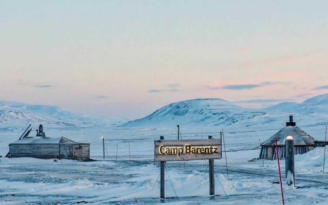 FORMELLE KRAV: En av hyttene ved Hurtigruten Svalbards villmarksleir skal omreguleres til serveringssted. Arbeidstilsynet er foreløpig ikke fornøyd med søknaden.