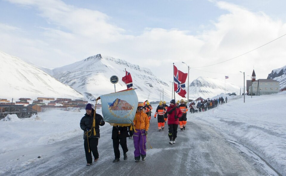 Flagg- og fanebærere hadde sin fulle hyre med å holde igjen for vinden som jaget over Skjæringa.