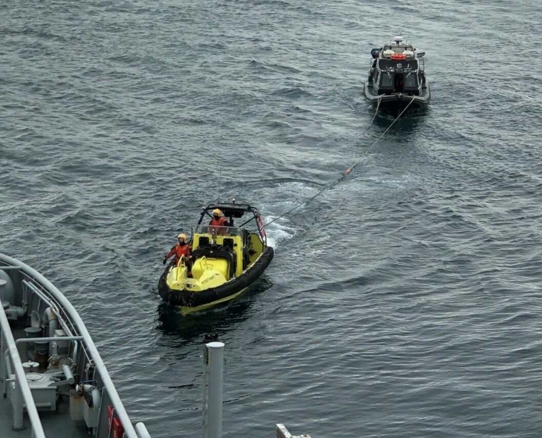 Kystvakta hjalp fritidsbåt i lett nød. Kystvakta hjalp fritidsbåt i lett nød.