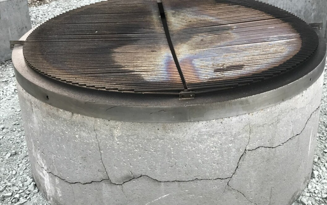 VARMGANG: En av de to nye grillene i Sjøområdet har allerede fått en viss patina etter bruk. VARMGANG: En av de to nye grillene i Sjøområdet har allerede fått en viss patina etter bruk.