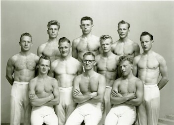 <strong class="nf-o-text--strong">Staute karer:</strong> Bay Skog står bak til høyre. Foran fra venstre: Magne Løvtangen, Sverre Bryne og Per Ivar Kalbekken. Midterste rekke fra venstre: Arnulf(?), ukjent, Harald Løvtangen og Arne Lamo Pedersen. Bak fra venstre: muligens Jacob (?), Henrik Varming og Bay Skog. <strong class="nf-o-text--strong">Staute karer:</strong> Bay Skog står bak til høyre. Foran fra venstre: Magne Løvtangen, Sverre Bryne og Per Ivar Kalbekken. Midterste rekke fra venstre: Arnulf(?), ukjent, Harald Løvtangen og Arne Lamo Pedersen. Bak fra venstre: muligens Jacob (?), Henrik Varming og Bay Skog.