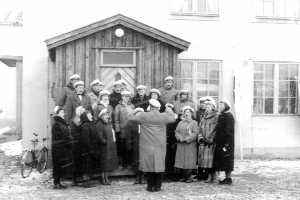 En gjeng muntre sangfugler utenfor Huset på tampen av 1950-tallet. En gjeng muntre sangfugler utenfor Huset på tampen av 1950-tallet.