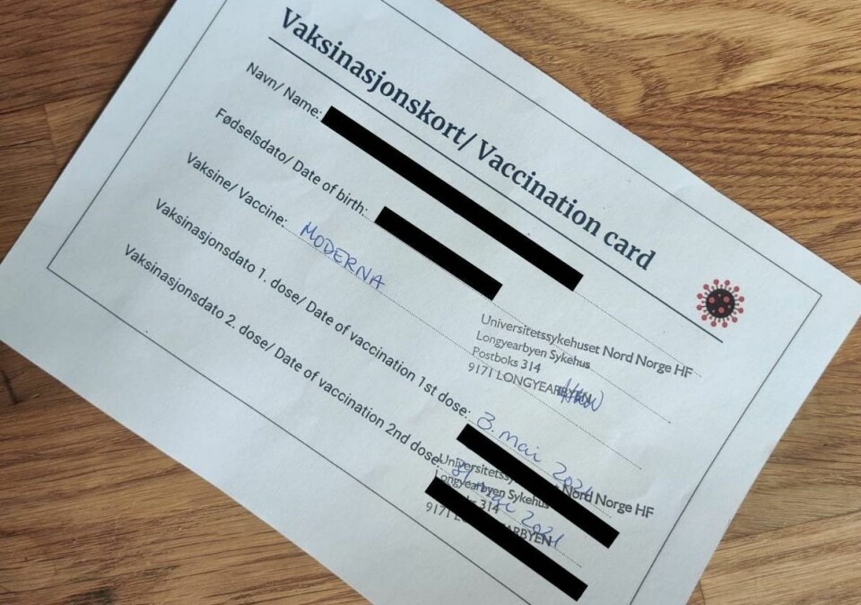 Denne lappen fra Longyearbyen sykehus, skulle erstatte koronasertifikatet til de som ikke får logget inn på Helsenorge. Nå kan de gjeldende bestille sertifikatet i posten om de henvender seg til Helfo.