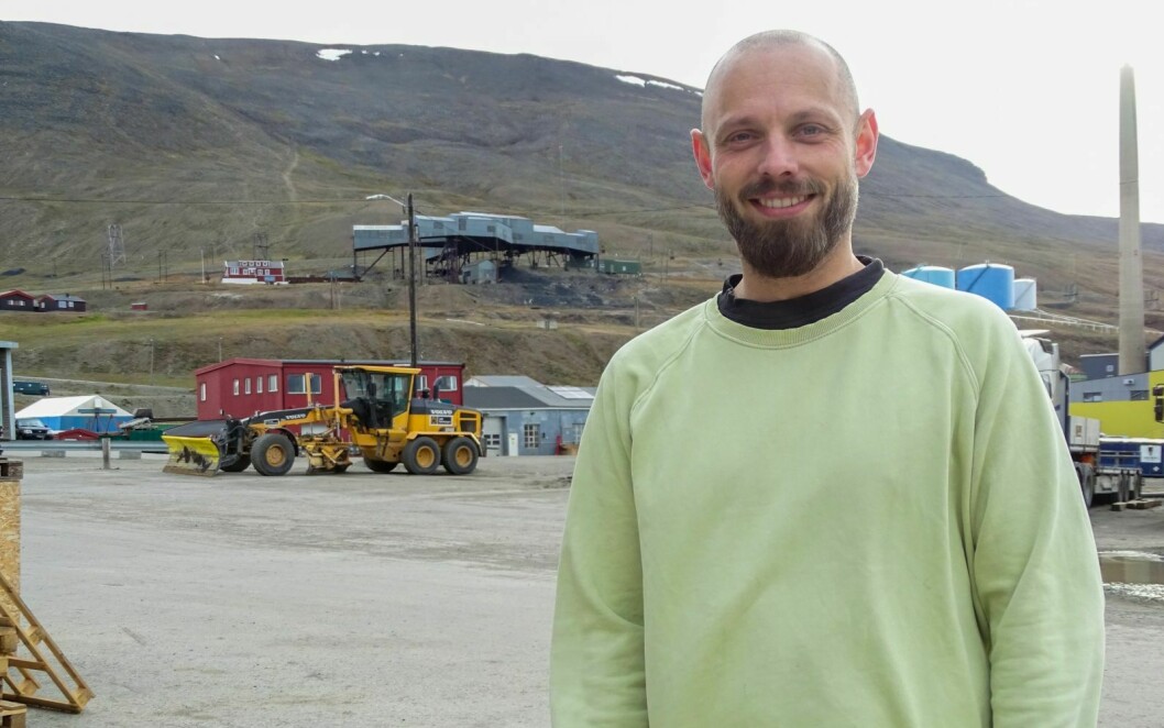 SPENNENDE MØTE: Artica-kunstner Petter Buhagen liker Svalbard-landskapet, der møtet mellom teknologi og natur skaper noe nytt. Taubanesentralen er et godt eksempel.