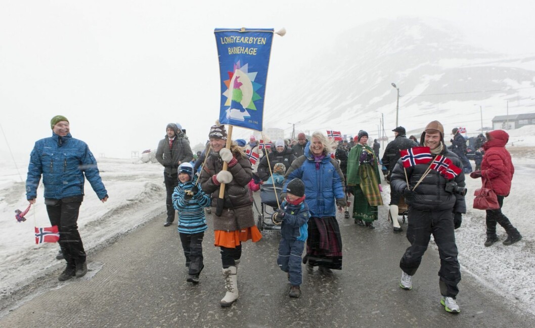 Folk i Longyearbyen lar seg ikke nevneverdig affisere av ruskevær, selv på 17. mai. Folk i Longyearbyen lar seg ikke nevneverdig affisere av ruskevær, selv på 17. mai.