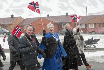 Leder av 17. mai-komiteen, Anne Lise Klungseth Sandvik (i blått), sammen med lokalstyreleder Christin Kristoffersen, Roger Zahl Ødegård og Kristin Furu Grøtting. Leder av 17. mai-komiteen, Anne Lise Klungseth Sandvik (i blått), sammen med lokalstyreleder Christin Kristoffersen, Roger Zahl Ødegård og Kristin Furu Grøtting.