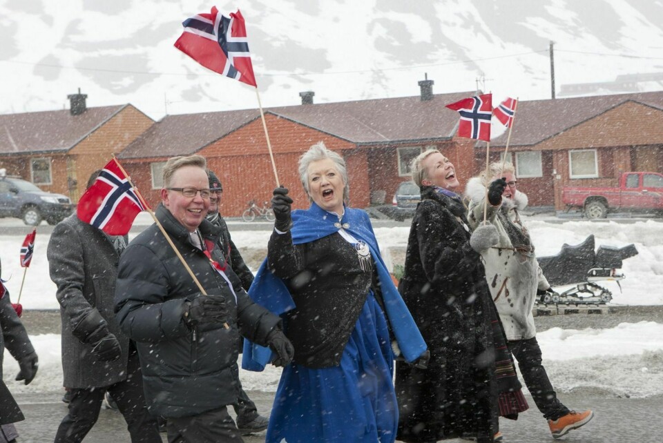 Leder av 17. mai-komiteen, Anne Lise Klungseth Sandvik (i blått), sammen med lokalstyreleder Christin Kristoffersen, Roger Zahl Ødegård og Kristin Furu Grøtting.
