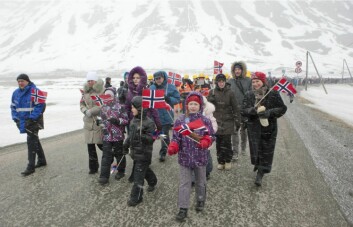 Barn og ungdom fra Barentsburg, sammen med den russiske generalkonsulen Jurij Gribkov, deltok også i feiringen av dagen.