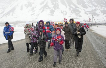 Barn og ungdom fra Barentsburg, sammen med den russiske generalkonsulen Jurij Gribkov, deltok også i feiringen av dagen. Barn og ungdom fra Barentsburg, sammen med den russiske generalkonsulen Jurij Gribkov, deltok også i feiringen av dagen.