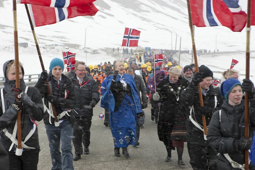 Leder av 17. mai-komiteen Anne Lise K. Sandvik i svalbardbunad, flankert av Roger Zahl Ødegård og Christin Kristoffersen. Leder av 17. mai-komiteen Anne Lise K. Sandvik i svalbardbunad, flankert av Roger Zahl Ødegård og Christin Kristoffersen.