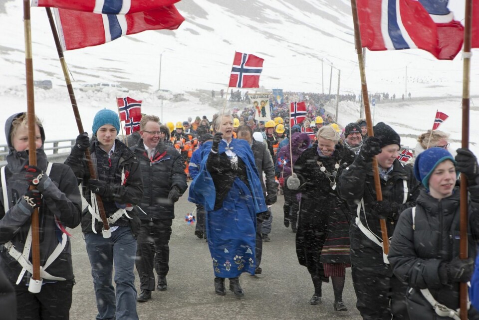 Leder av 17. mai-komiteen Anne Lise K. Sandvik i svalbardbunad, flankert av Roger Zahl Ødegård og Christin Kristoffersen.