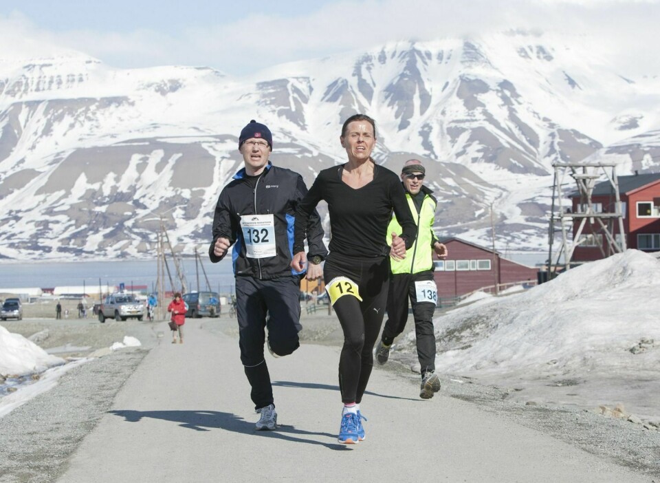 Hilde Solland Plassen tok turen fra fastlandet for å delta under Spitsbergen Marathon, og vant kvinneklassen suverent.