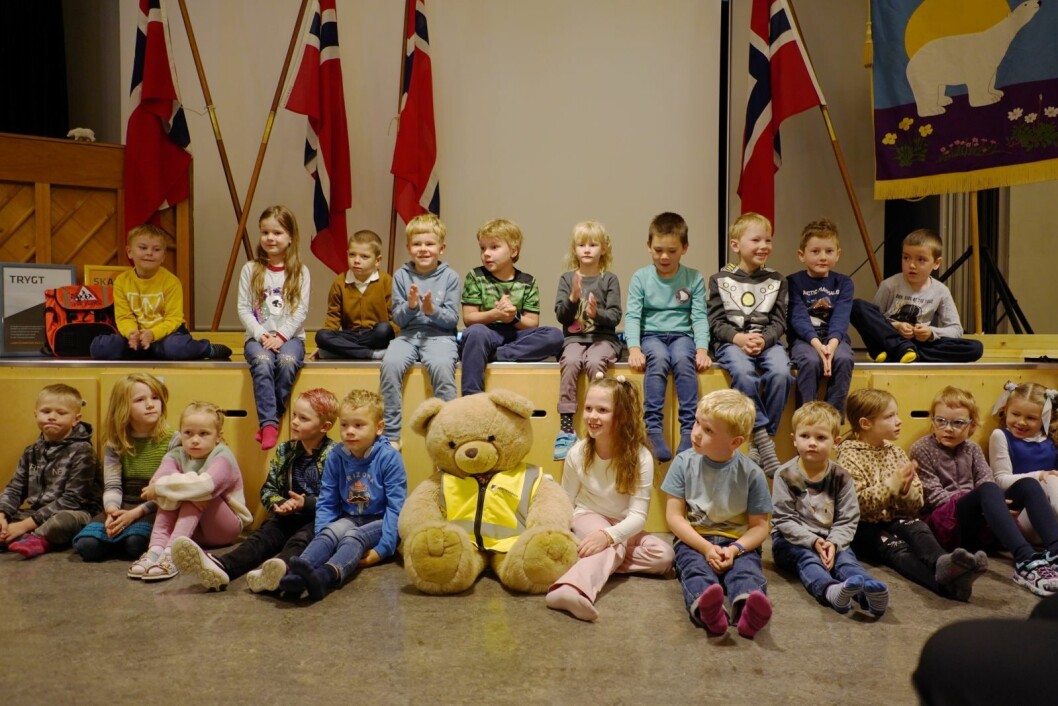 Klar for skole: Første skoledag for 23 elever ved Longyearbyen skole. Her er 21 av dem avbildet. Klar for skole: Første skoledag for 23 elever ved Longyearbyen skole. Her er 21 av dem avbildet.