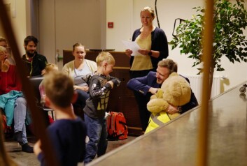 <strong class="nf-o-text--strong">Albuehilsing:</strong> Rektor med bamse hilste på elevene på riktig koronavis. <strong class="nf-o-text--strong">Albuehilsing:</strong> Rektor med bamse hilste på elevene på riktig koronavis.