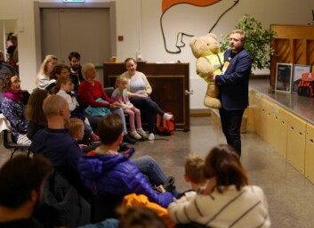 <strong class="nf-o-text--strong">Albuehilsing:</strong> Rektor Frode Westby Thorstad hadde med en beroligende bamse. <strong class="nf-o-text--strong">Albuehilsing:</strong> Rektor Frode Westby Thorstad hadde med en beroligende bamse.