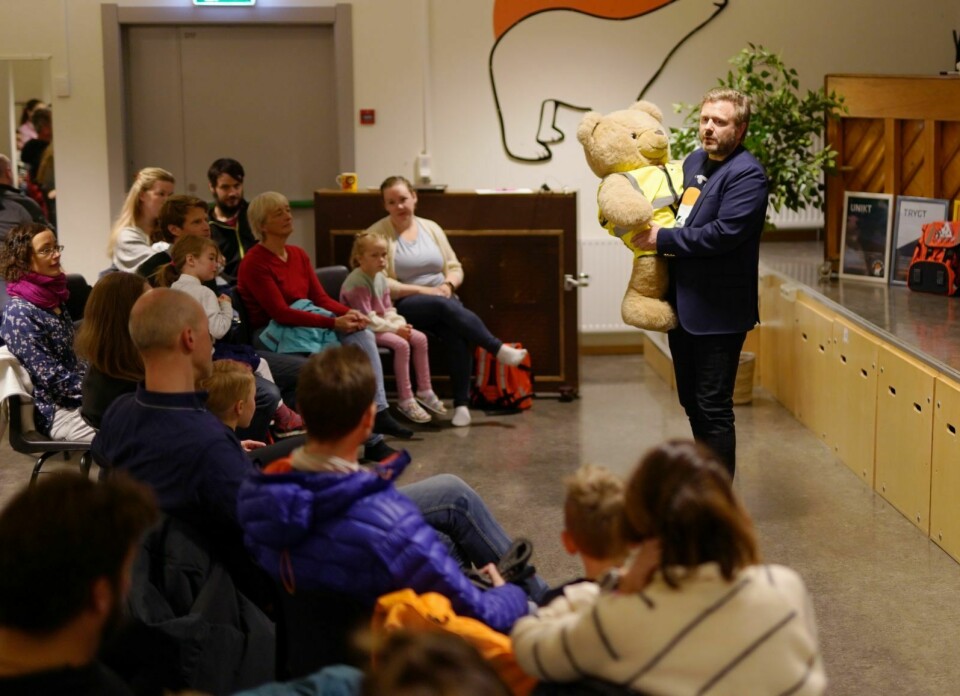 Albuehilsing: Rektor Frode Westby Thorstad hadde med en beroligende bamse.