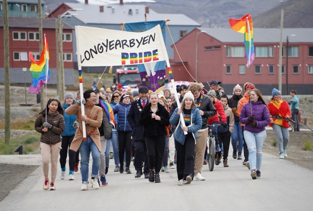 Glede: Fremst i paraden gikk Jon Wilbert og Mia Ekeblad Eggenfellner. De fikk også prisen for beste kostyme. Kostymene var kanskje ikke av det spektakulære slaget, men de fikk prisen for heltemodig å kjempe seg i motvinden. Glede: Fremst i paraden gikk Jon Wilbert og Mia Ekeblad Eggenfellner. De fikk også prisen for beste kostyme. Kostymene var kanskje ikke av det spektakulære slaget, men de fikk prisen for heltemodig å kjempe seg i motvinden.