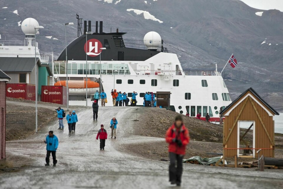 Å være båtpassasjer betyr ikke automatisk at man ikke får kjøpe alkohol. Er man bosatt på Svalbard og har alkoholkort kan man kjøpe. Bildet er av «Fram» på cruisebesøk i Ny-Ålesund i sommer.