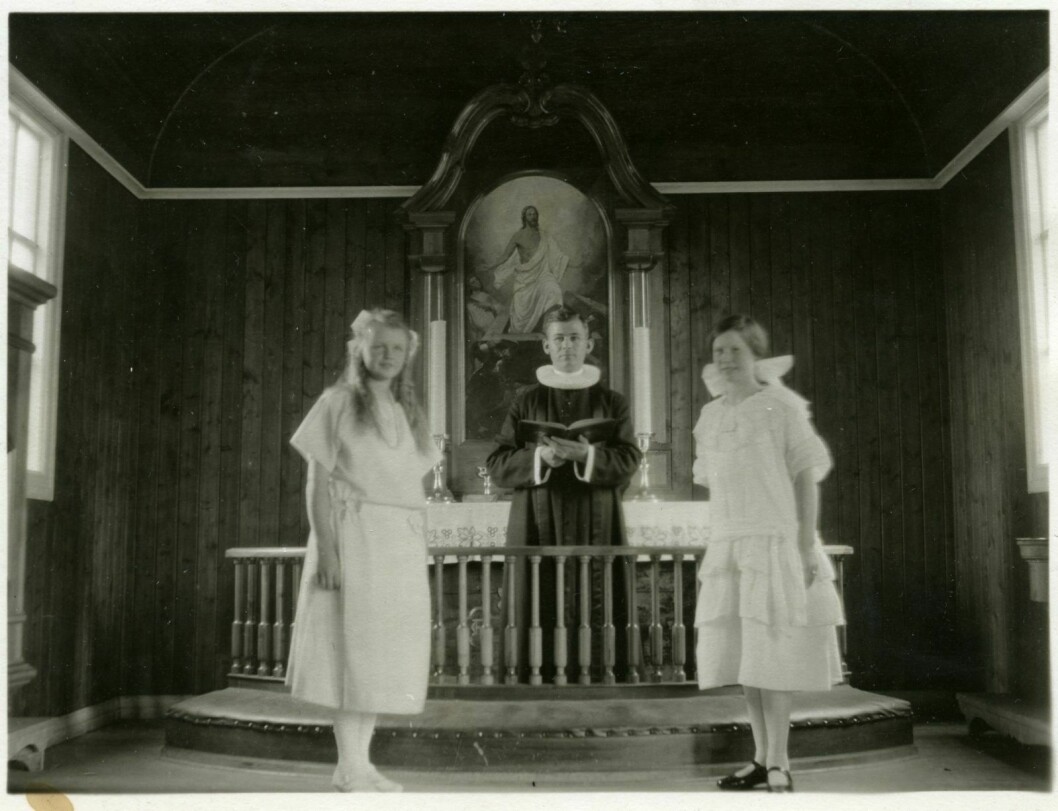 Fig. 5: Konfirmanter i Vor Frelsers kirke. Prest er Søren Tobiassen Storaker 1924-27.