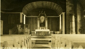 <strong class="nf-o-text--strong">Fig. 4:</strong> Vor Frelsers kirke med benker, altertavle og alter 1921. Prekestol til venstre, døpefont og ovn til høyre.