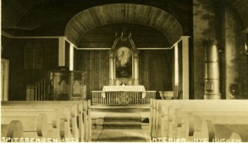 <strong class="nf-o-text--strong">Fig. 4:</strong> Vor Frelsers kirke med benker, altertavle og alter 1921. Prekestol til venstre, døpefont og ovn til høyre. <strong class="nf-o-text--strong">Fig. 4:</strong> Vor Frelsers kirke med benker, altertavle og alter 1921. Prekestol til venstre, døpefont og ovn til høyre.