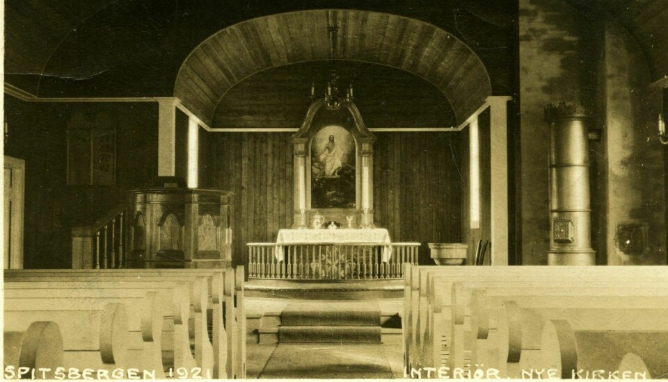 Fig. 4: Vor Frelsers kirke med benker, altertavle og alter 1921. Prekestol til venstre, døpefont og ovn til høyre.