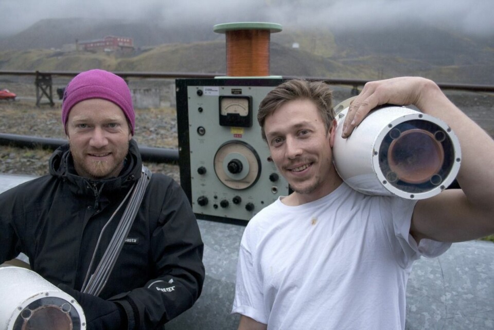 Trond Mikkelsen (t.v.) og Espen Tangen Samuelsen med noe av utstyret de skal bruke i kunstprosjektet som er knyttet til den gamle telegrafen i Ny-Ålesund.Foto: christopher engås