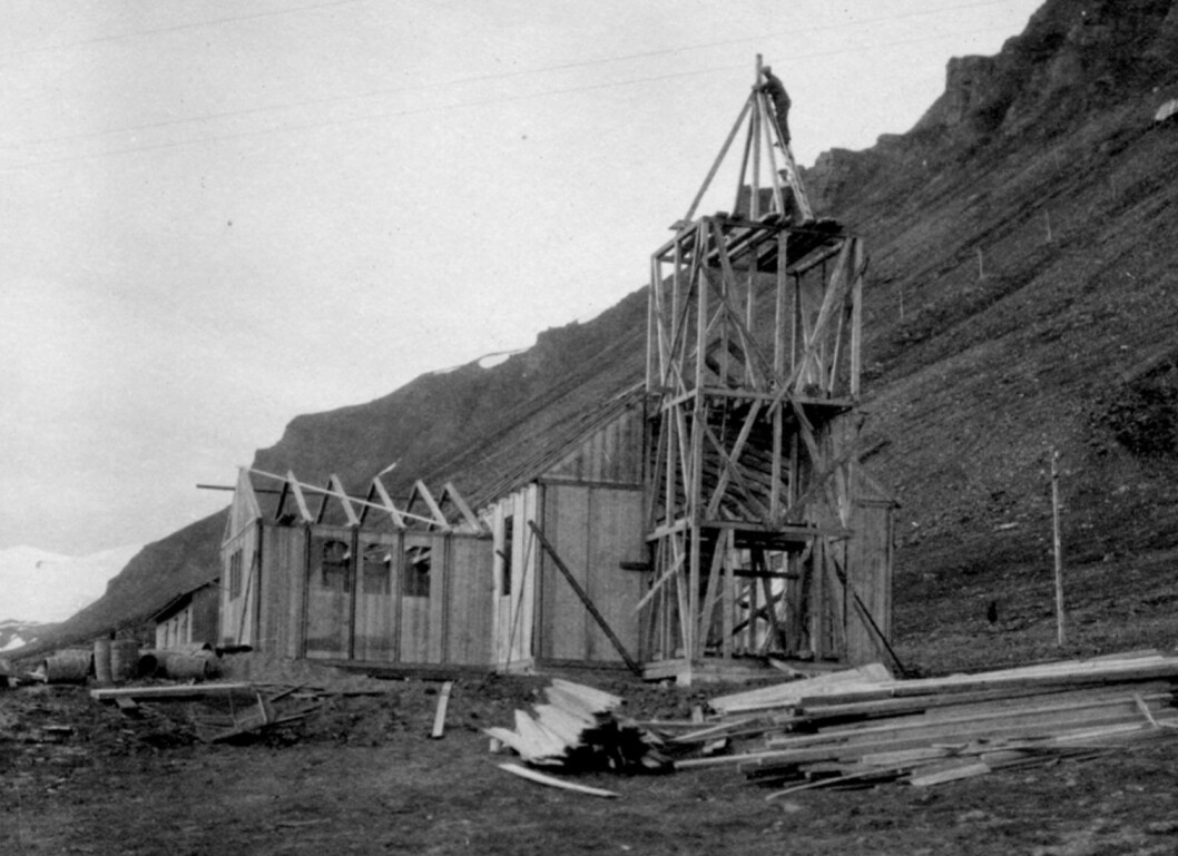 Fig. 3: Vor Frelsers kirke paa Spitsbergens tårn reist 18. august 1921. Fig. 3: Vor Frelsers kirke paa Spitsbergens tårn reist 18. august 1921.
