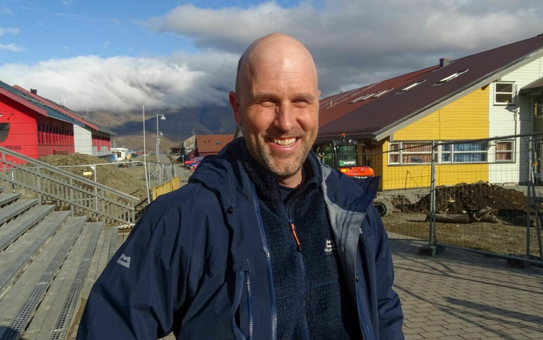 BYGGMESTER: Når dette leses, har sysselmesterførstebetjent Anders Haugerud tatt flytteflyet til fastlandet for undervise andre kommende politifolk om hvordan de bidrar på den byggende arena. Slik han har gjort på Svalbard i fire og et halvt år.