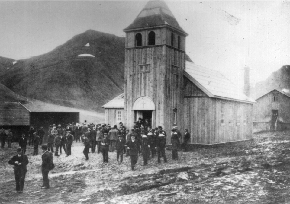 Fig 4: Vor Frelsers kirke paa Spitsbergen innvielsesdagen 28. august 1921.