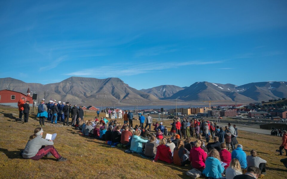Mange hadde tatt turen til den første kirketomten på Svalbard.