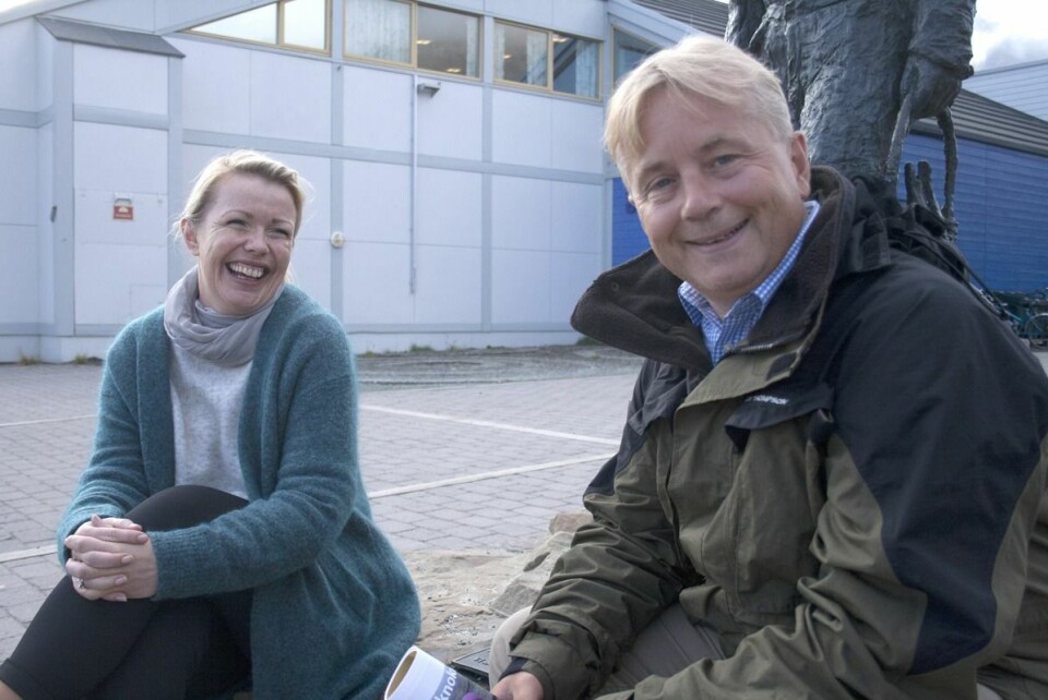 Knut Storberget fikk mange venner på Svalbard i tiden som 'Svalbardminister'. Han møtte mange igjen på siste besøk, deriblant lokalstyreleder Christin Kristoffersen.