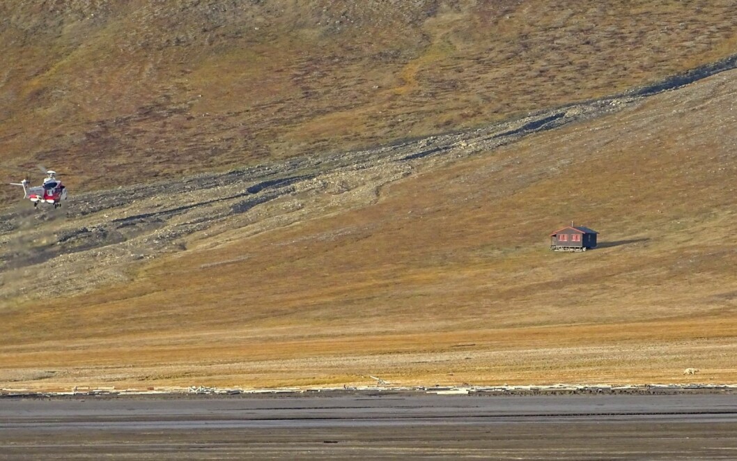 PRESSET UT: Hiorthhamn-binna, nederst til høyre i bildet, på vei utover Adventdalen ved hjelp av Sysselmesterens helikopter tirsdag kveld. PRESSET UT: Hiorthhamn-binna, nederst til høyre i bildet, på vei utover Adventdalen ved hjelp av Sysselmesterens helikopter tirsdag kveld.