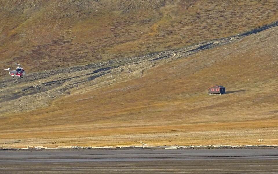 PRESSET UT: Hiorthhamn-binna, nederst til høyre i bildet, på vei utover Adventdalen ved hjelp av Sysselmesterens helikopter tirsdag kveld.