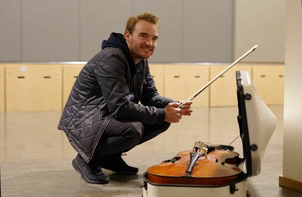 Ny musikklærer: Markus Eriksen tok med en nesten hundre år gammel cello til Svalbard.