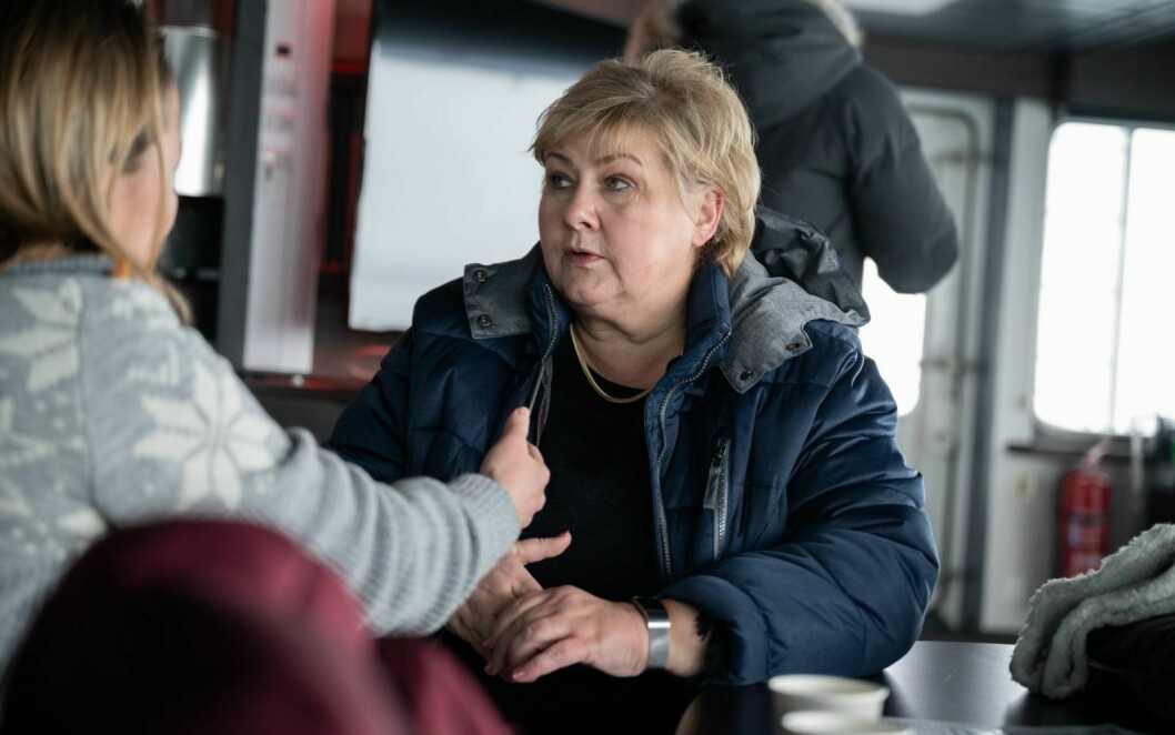 Venter på høringene: Statsminister Erna Solberg på om bord i Polarsyssel under et tidligere besøk på Svalbard. Høyre vil vente på høringssvar før de konkluderer i noen saker om Svalbard.
