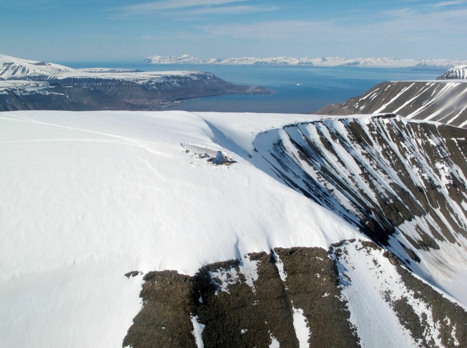 Arctic Drilling har i flere sesonger drevet kjerneboring fra toppen av Operafjellet for å kartlegge kullforekomsten på oppdrag fra Store Norske. Her fra undersøkelsene i slutten av juni 2010. Longyearbyen i bakgrunnen til venstre.