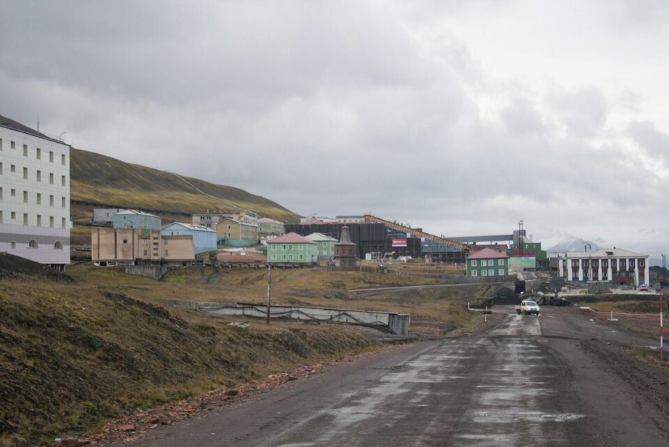En 55 år gammmel mann er innklagt på sykehus etter ei arbeidsulykkke i gruva i Barentsburg i dag tidlig. Sysselmannen undersøker saken, og gruva er stengt inntil videre.