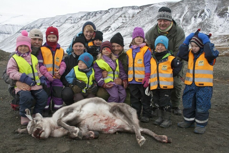 Polarflokken barnehage fikk sin kvote med rein i Adventdalen ved foten av Gruve 7 fjellet. Fra venstre: Ingeborg Andersen, Frede Lamo, Kjersti Hammer, Jørn Kjetil Hansen, Ero Stiberg Hansen, Maria Sandvik, Kristoffer Albrigtsen, Pia Helene Ervik, Olaf Ervik, Sigrid Schei Fledsberg, Alexander Nordtømme Uhlen, Terje Moen og Oliver Pettersen.