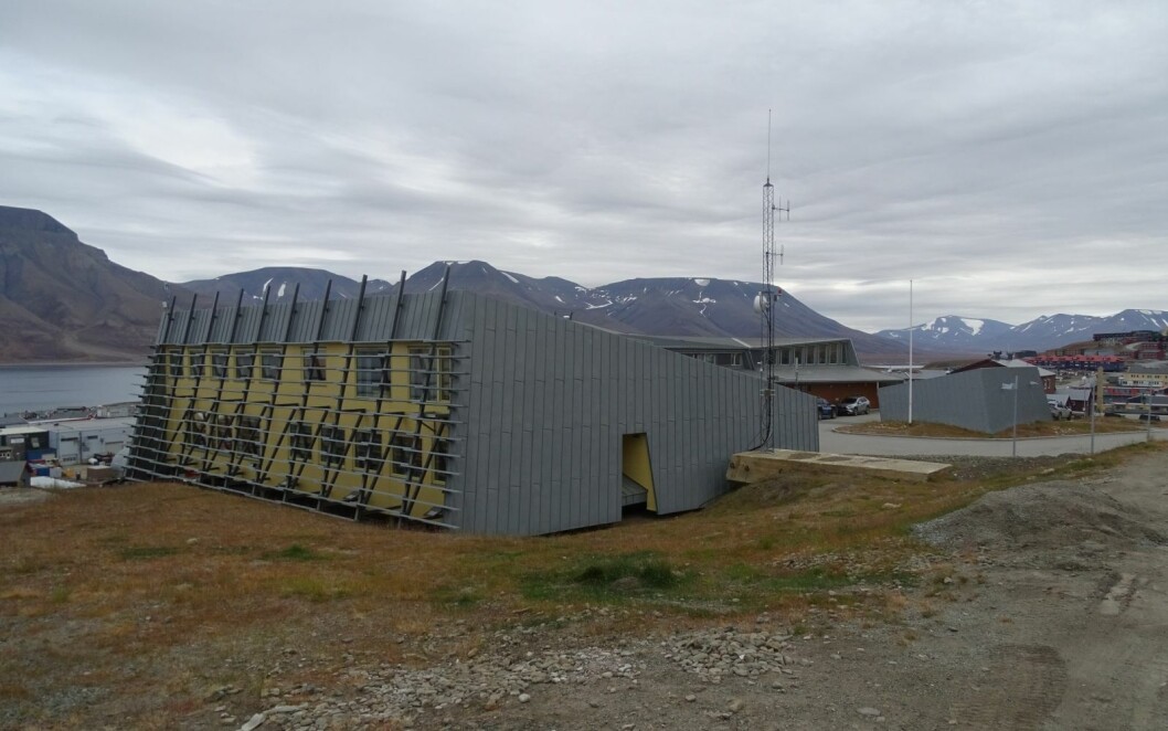 SKJÆRINGA: Sysselmesterens hovedkvarter i Longyearbyen, hvor ny sysselmesteroverbetjent tilsettes med det første. SKJÆRINGA: Sysselmesterens hovedkvarter i Longyearbyen, hvor ny sysselmesteroverbetjent tilsettes med det første.