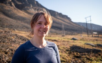 Lærer ved forskerspirelinjen på Svalbard folkehøgskole, Eike Stübner, tar med seg 66 elever på strandrydding denne uken.