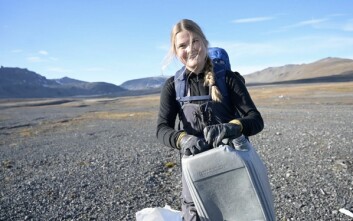 Astrid Vigen Pedersen med en gammel grå kanne i Grønfjorden. Astrid Vigen Pedersen med en gammel grå kanne i Grønfjorden.