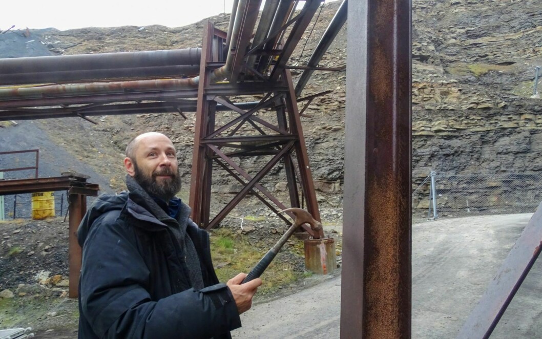 UTEKLANG: Ignas Krunglevičius lager høyttaler av det gamle kraftverket og tester klangen i forskjellige deler av konstruksjonen, ute og inne.