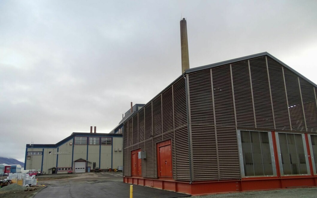 KRAFTIG: Det nye reservekraftverket i forgrunnen, overtar etter planen energiforsyningen av Longyearbyen i løpet av 2023.