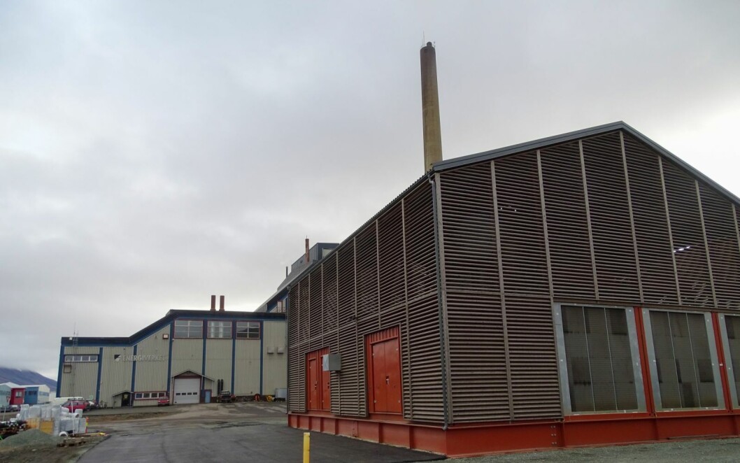 KRAFTIG: Det nye reservekraftverket i forgrunnen, overtar etter planen energiforsyningen av Longyearbyen i løpet av 2023. KRAFTIG: Det nye reservekraftverket i forgrunnen, overtar etter planen energiforsyningen av Longyearbyen i løpet av 2023.