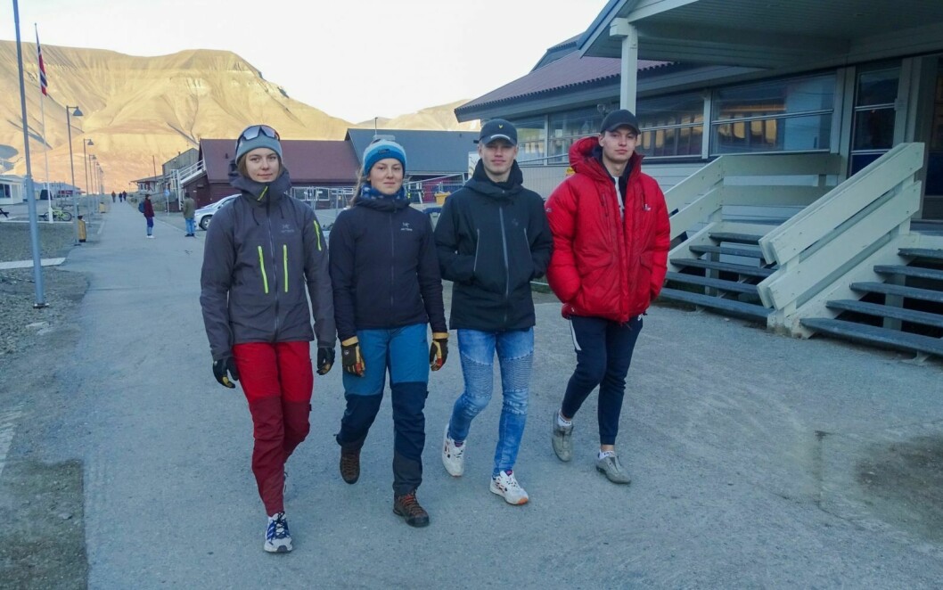 BACK TO CAMP: De skjønner hvorfor tilbudet ble redusert i år. Men neste gang må Camp Svalbard tilbake til overnatting i villmarken med flere aktiviteter, mener Pia Bronken Eidesen (f.v.), Sigrid Vilja Andersen, Lasse Åke Husdal og Peder Jenssen.