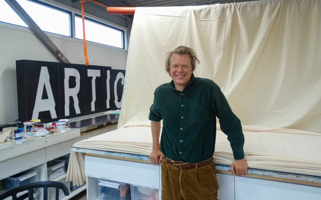 LANGT LERRET: Andreas Siqueland foran det 50 meter lange lerretet han jobber med under oppholdet hos Artica.