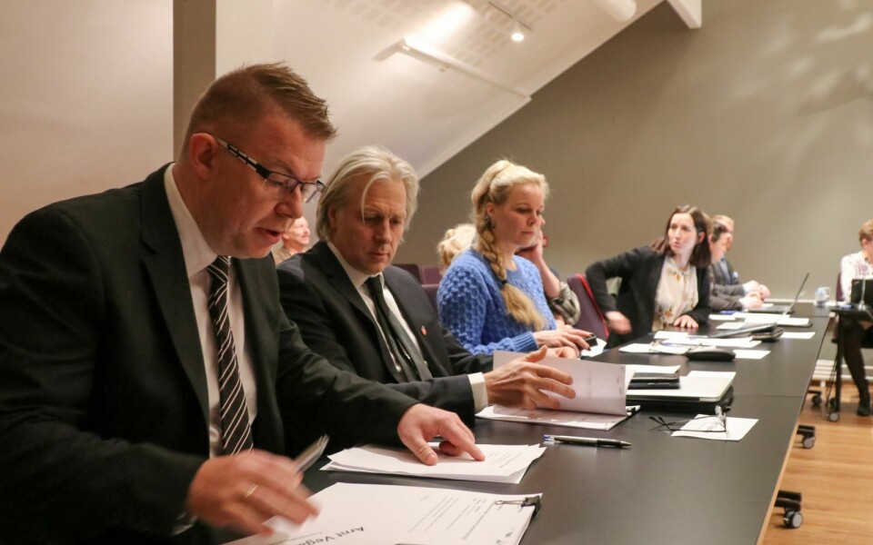 Longyearbyen FRP, her ved leder Arnt Vegar Jensen og Jørn Dybdahl, stiller spørsmål rundt tilskuddsmidlene Polar Permaculture fikk før konkursen.