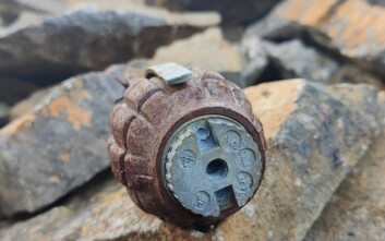 Bilder av granaten som ble destruert fredag 24. september. Funnet ble meldt inn til Sysselmesteren 12. september.